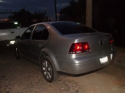 Los policías emprendieron una persecución en busca del Jetta gris, el auto en el que escapaban los delincuentes y termina estrellado.  /