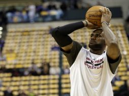 LeBron James admitió estar sorprendido por la cantidad por la cual Miguel Cabreda, renovó su contrato. AP /