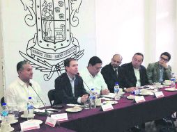 El comisionado Alfredo Castillo (segundo de izquierda a derecha) durante la reunión con los ediles priistas y perredistas. ESPECIAL /