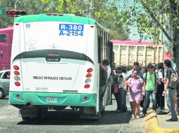 Los usuarios de la ruta 380 que transita por Periférico han tenido que esperar más de lo usual, pues las frecuencias se han reducido.  /