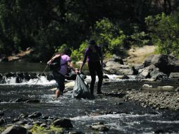 Los voluntarios recogieron desde recipientes desechables hasta ropa.  /