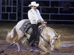 El 'ídolo de Juliantla' desplegó su maestría sobre el caballo y el micrófono. NTX /