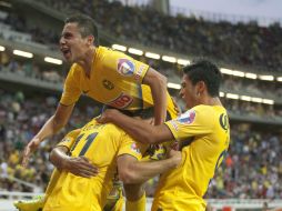 Gabriel Rey, celebra junto a sus compañeros del América después de anotar su gol, y el triunfo de hoy en el Omnilife. AP /
