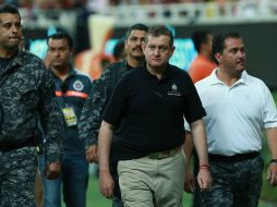 Luis Carlos Nájera, supervisando operativo de seguridad dentro del estadio Omnilife.  /