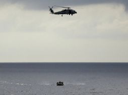 Los tripulantes son rescatados por elementos del Servicio Nacional Aeronaval. ARCHIVO /