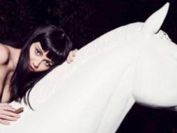 La imagen sirve para promocionar el remix de su canción 'Adore You'. ESPECIAL /