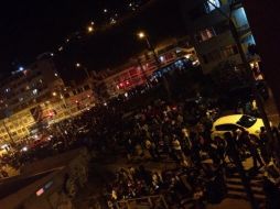 Imagen aérea de la evacuación en una zona urbana de Chile difundida por la cuenta de Twitter @weatherchannel. ESPECIAL /