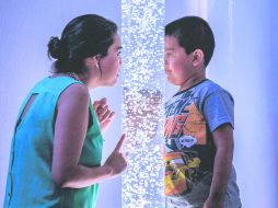 TERAPIA SENSORIAL. Un menor trabaja en un tubo con agua y vibraciones, en el Centro de Atención al Autismo del DIF.  /