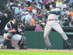 Con permiso. Derek Jeter se mueve para evitar el contacto con la bola, durante un lanzamiento en el octavo episodio. AP /