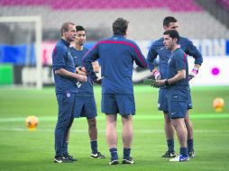 Va con todo. Jürgen Klinsmann (izq) toma el duelo ante México para depurar su lista mundialista. MEXSPORT /