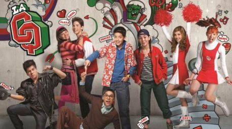 El elenco de la puesta canta en vivo durante la presentación. ESPECIAL /