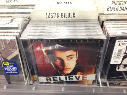 Tiendas como Best Buy, Wal-Mart y Target, fueron blanco del músico en el Día de los Inocentes, al plantar discos falsos de Bieber. AP /