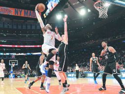 Pesadilla. Carmelo dispara con un gancho a la canasta; acabó con 23 puntos. EFE /