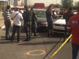 El sujeto cae por los impactos de bala que recibió en cuello y cráneo; más tarde, pierde la vida.  /