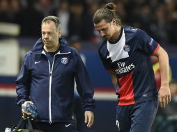 Zlatan Ibrahimovic salió lesionado del duelo de Champions ante Chelsea. AFP /