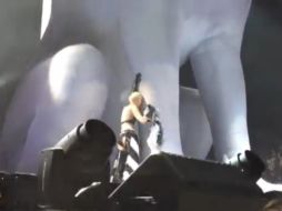 Miley se abraza a la estatua gigante de un perro gigante, con un aspecto muy similar a Floyd. ESPECIAL /