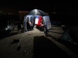 Las personas fueron alertadas nuevamente sobre la posibilidad de un tsunami y procedieron a evacuarlas. AP /