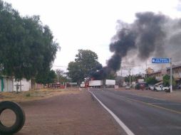 Presuntos integrantes del crimen organizado quemaron vehículos en el municipio de Jiquilpan. Imagen de @ValorMichoacan. ESPECIAL /