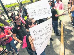 PROTESTA. Algunos trabajadores que fueron despedidos ayer del Congreso protestaron a las afueras del recinto legislativo.  /