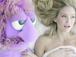 Imagen del comercial, que la propia modelo compartió en sus redes sociales, y donde aparece acostada con un muñeco. ESPECIAL /
