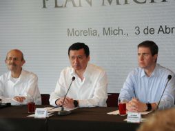 Miguel Ángel Osorio Chong (centro), titular de Gobernación, afirma que los resultados sobre la inseguridad en Michoacán son palpables. NTX /