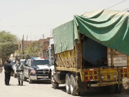 En diferentes hechos, se encontró un camión tipo torton con un contenedor con diésel en su interior.  /