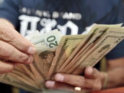 El dólar libre retrocedió nueve centavos respecto a la sesión cambiaria de ayer. ARCHIVO /