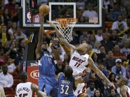 Los Timberwolves endilgaron una dolorosa derrota al Heat, que no pudo sacar dos juegos de ventaja sobre Indiana en la Conferencia Este. AP /