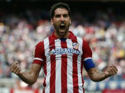 Con un gol a balón parado con un cabezazo de Raúl García, el Atlético de Madrid mantiene el liderato de la liga con un triunfo apurado. AP /