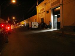 Personal de la Fiscalía y de Ciencias Forenses recaban pistas sobre el crimen. ARCHIVO /