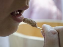 Meter a la boca el material comestible caído puede ser el detonante para numerosas enfermedades gastrointestinales. EFE /