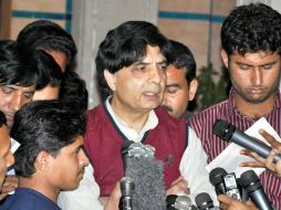 El ministro del Interior Chaudry Nisar dice a los periodistas que liberar a los prisioneros es un 'gesto de buena voluntad. EFE /