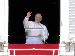 El Papa Francisco encabeza el tradicional rezo del Ángelus ante miles de personas en la Plaza de San Pedro. AFP /