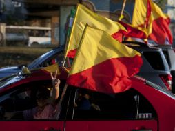 La céntrica Avenida Segunda se inundó de banderas rojiamarillas, en un clima de festejo por el candidato del PAC. AP /