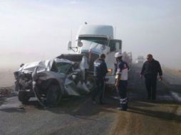 Una camioneta es prensada por dos tráileres. Al parecer, el camión delantero frenó a consecuencia de las tolvaneras del lugar.  /