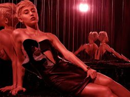 Vestida de pies a cabeza con marcas de reconocidos diseñadores, Cyrus aparece alejada de su rebeldía. ESPECIAL /