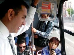 Desde la Plaza Patria, Zamora Zamora escuchó las quejas de algunas personas que iban en el camión.  /