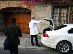 A la residencia del Premio Nobel sólo han entrado médicos y enfermeras, quienes también permanecieron en silencio. AFP /