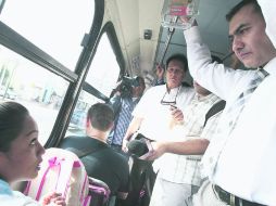 'Un día en el camión'. En este foro, encabezado por el diputado Salvador Zamora, se recogieron quejas y sugerencias de los usuarios.  /