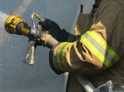 Para combatir el siniestro se requirió de casi un centenar de bomberos. ARCHIVO /