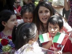Hayek muestra entusiasmo por su visita a los niños. SUN /