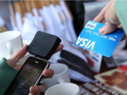 Se hará entrega de una tarjeta de débito y CLABE, que se podrá utilizar para recibir y realizar transferencias. ARCHIVO /