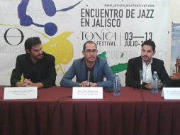 Gilberto Cervantes (izq), destacó la participación de estudiantes y profesionales en los talleres de alta especialización. ESPECIAL /