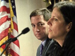 Greenwald y Poitras llegaron a Nueva York para recibir el premio George Polk de Periodismo. AP /