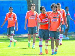 Giovani Hernández Neri (28) bromea con Édgar ''Tepa'' Solís (18) durante un entrenamiento en Verde Valle. Fierro los observa. MEXSPORT /