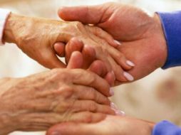 Los síntomas más comunes de esta enfermedad son temblor en las manos, brazos, piernas, mandíbula y cara. ESPECIAL /