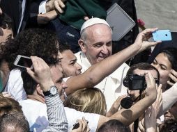 Francisco posa para 'selfies' con jóvenes de Río de Janeiro. EFE /