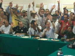 Autodefensas de 20 municipios votan por su desarme e institucionalización para el 10 de mayo. TOMADA DE @Comisionadomich  /