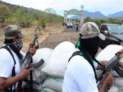 Las armas cortas las mantendrán, pues temen agresiones de los Caballeros Templarios. EFE /