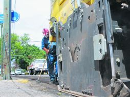 En marcha. Los trabajos iniciaron ayer en el tramo de Unión a Chapultepec. En el primer día, la maquinaría sólo trabajó en un carril.  /